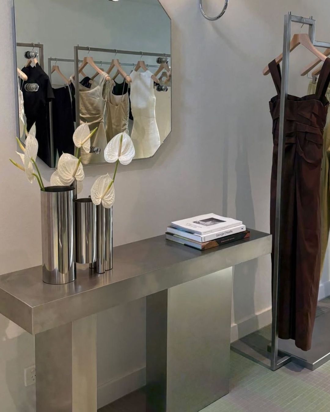 Stainless steel console and vase